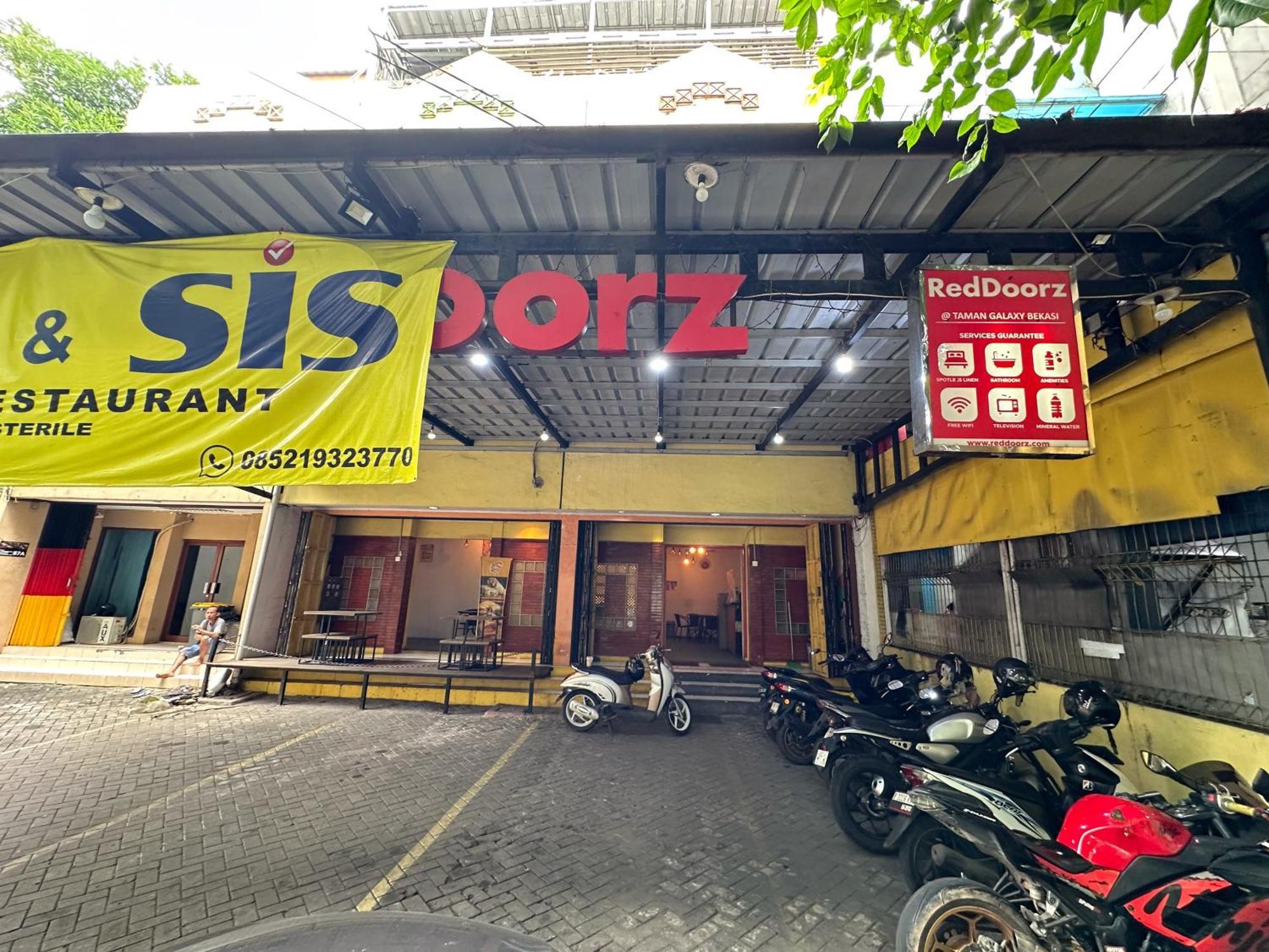 Reddoorz At Taman Galaxy Bekasi Hotel Ngoại thất bức ảnh