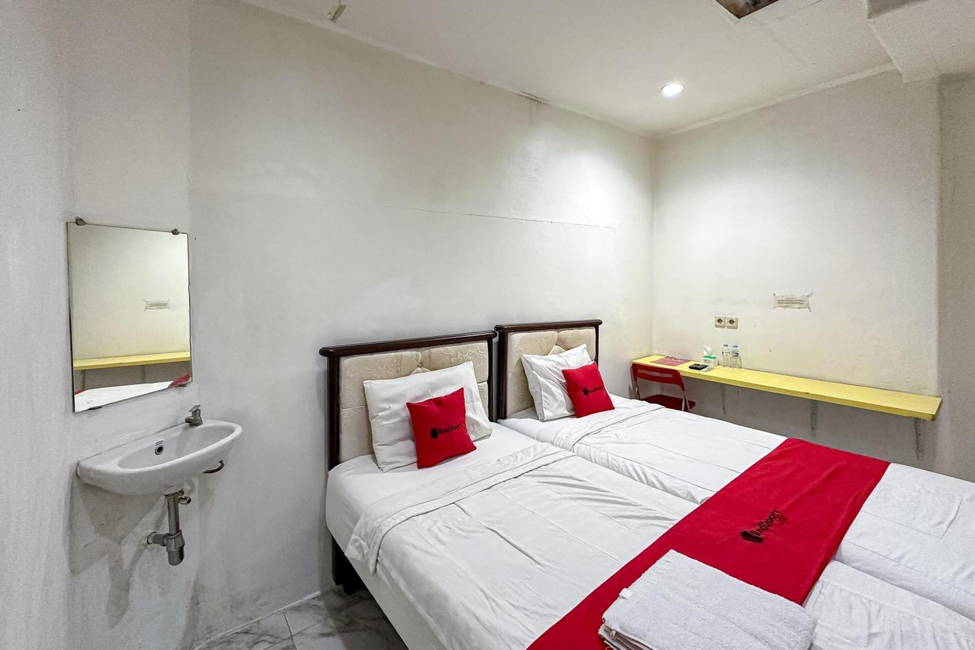 Reddoorz At Taman Galaxy Bekasi Hotel Ngoại thất bức ảnh